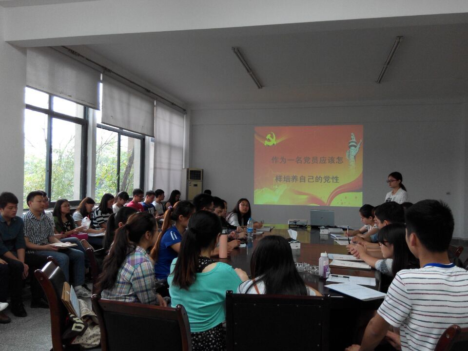 betway西汉姆联平台开展“如何增强学生党员党性”主题组织生活会.jpg